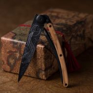 Dárkový kapesní nůž Deejo Tattoo Black 37g, olive wood, znamení zvěrokruhu